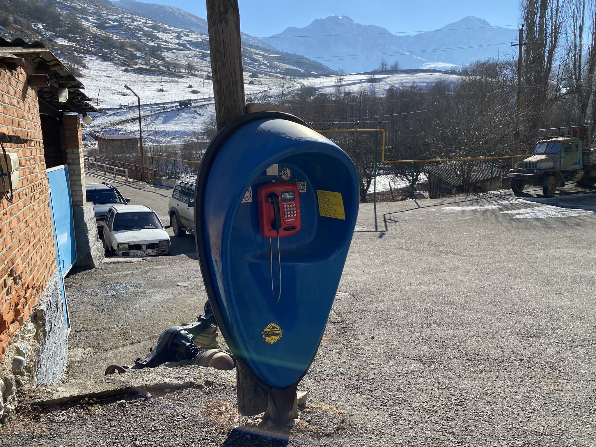 Типичный таксофон в поселке в Северной Осетии – фотографии России