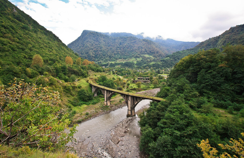 Каменный мост. Ткуарчал. Абхазия – фотографии Абхазии
