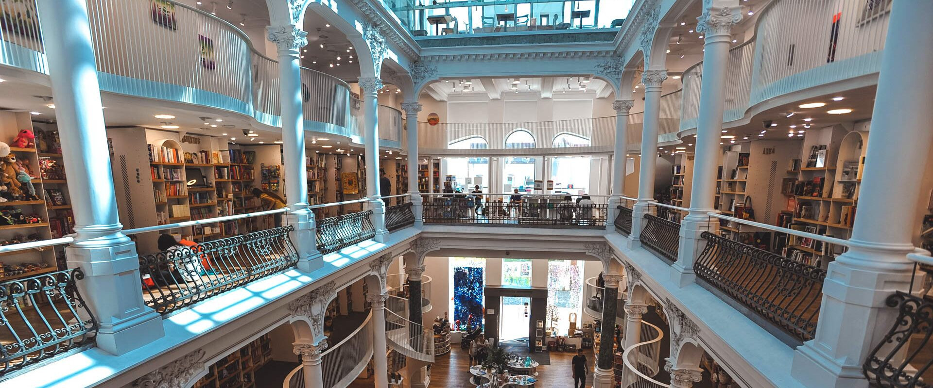 Для постройки Румынского Дворца парламента снесли пятую часть города, уничтожив несколько церквей – фотографии Румынии