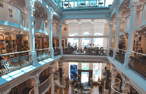 Для постройки Румынского Дворца парламента снесли пятую часть города, уничтожив несколько церквей – фотографии Румынии