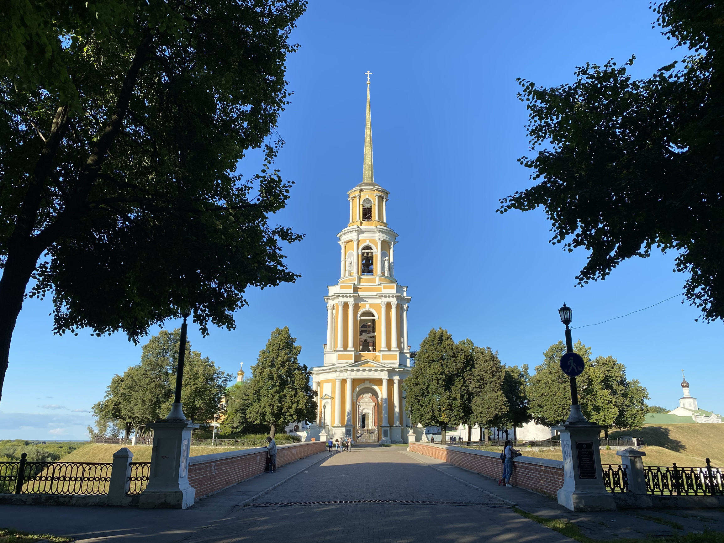 Вид на колокольню с моста – фотографии России