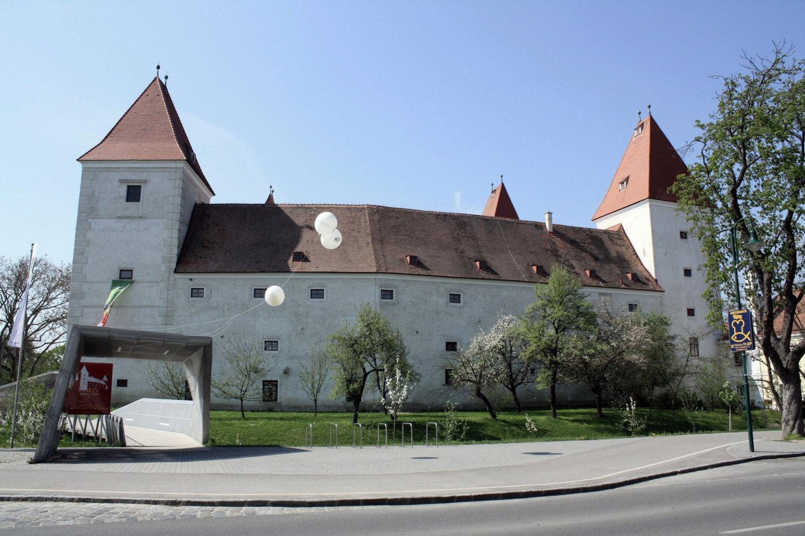 Замок Орт (Schloss Orth) в Нижней Австрии в Донау-Ауэн – фотографии Австрии