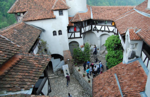 Вокруг Замка Дракулы пестрит большое количество сувенирных лавок с персонажем романа Стокера – фотографии Румынии