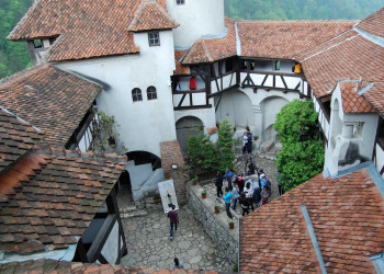 Вокруг Замка Дракулы пестрит большое количество сувенирных лавок с персонажем романа Стокера – фотографии Румынии