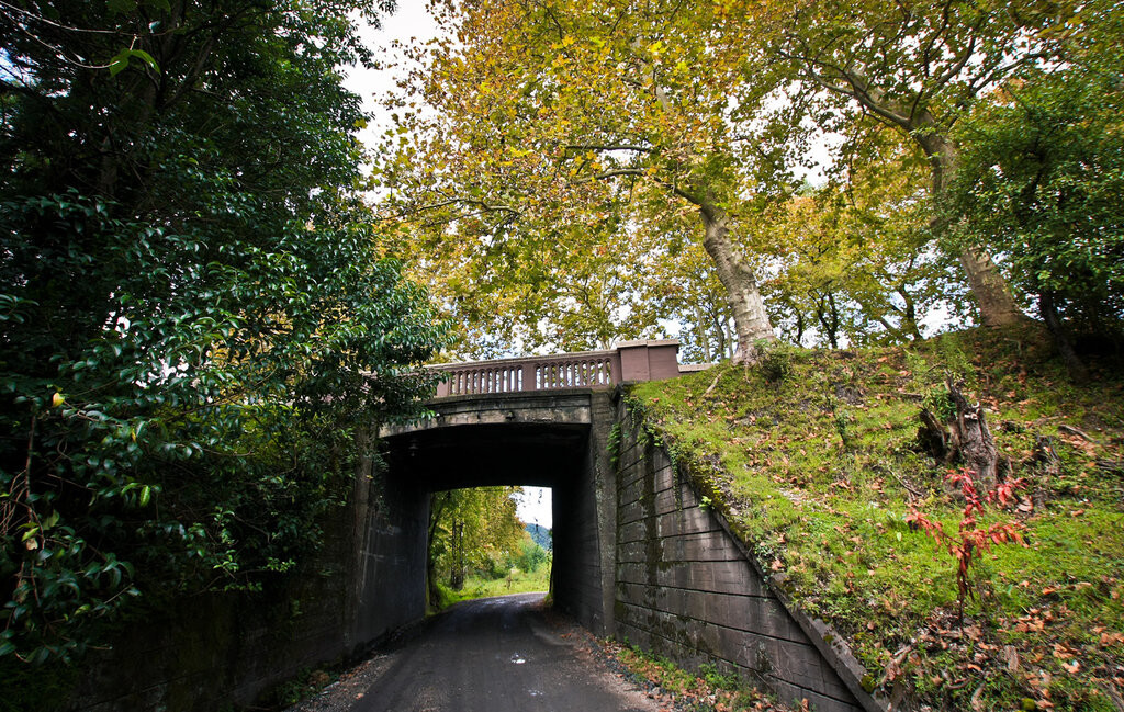 Проезд под мостом. Ткуарчал. Абхазия – фотографии Абхазии