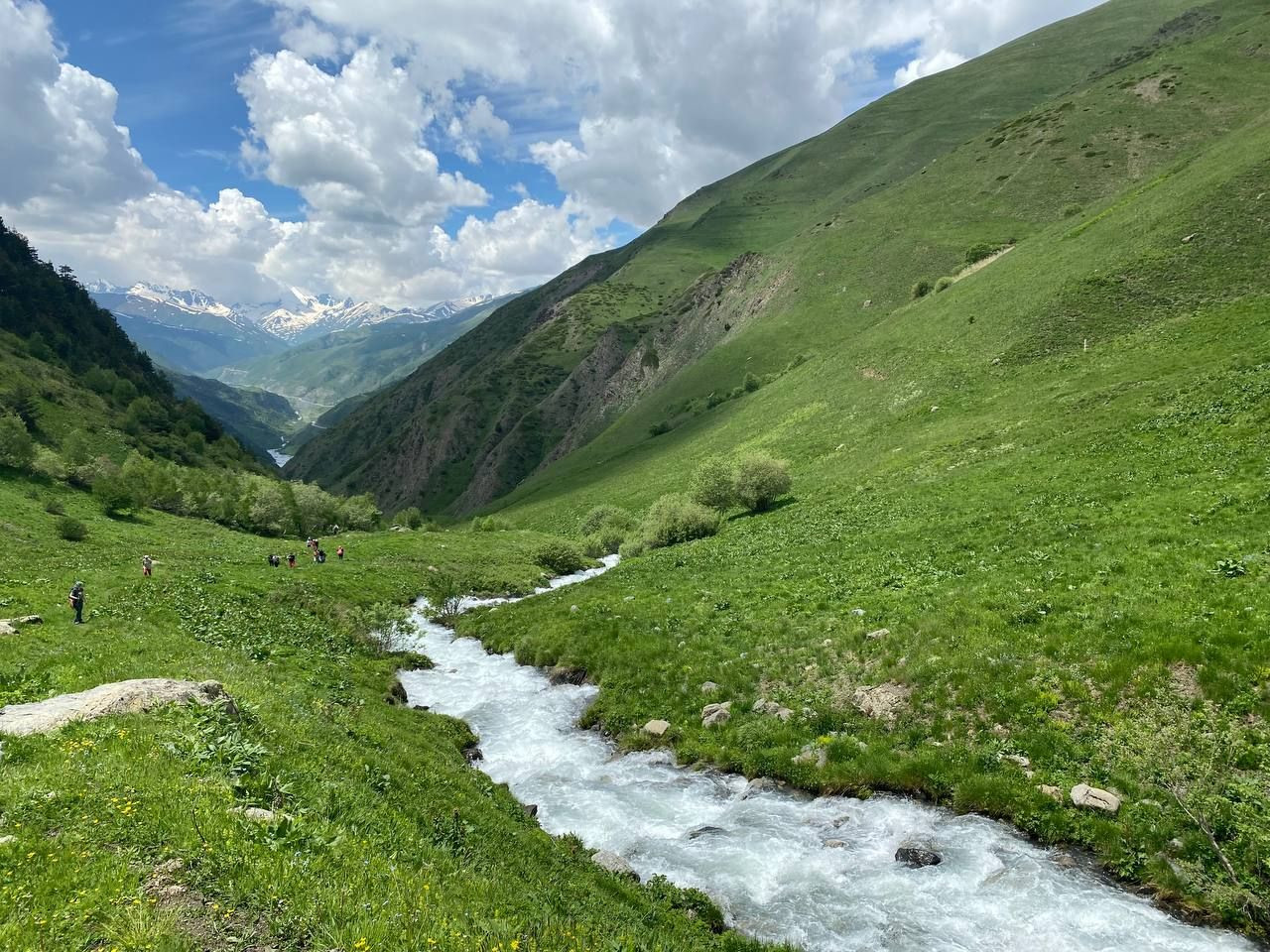 Пейзажи в ущелье Цмиаком, речка и горы – фотографии России