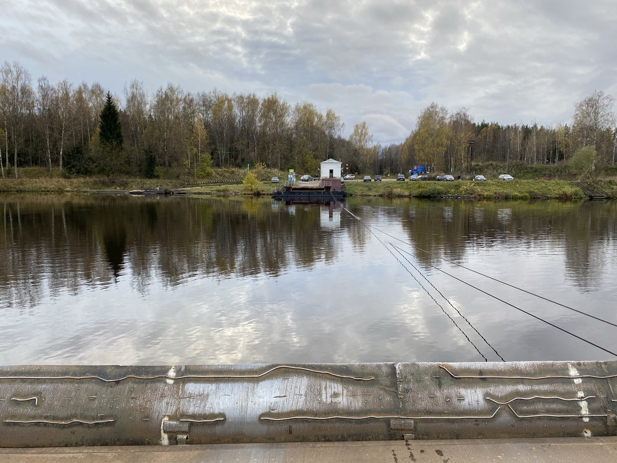 Паромная переправа между Тверской и Московской областями – фотографии России