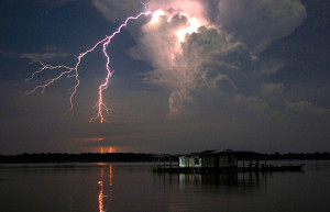 Молнии Кататумбо (Catatumbo lightning) близ озера Маракайбо в Венесуэле – фотографии Венесуэлы