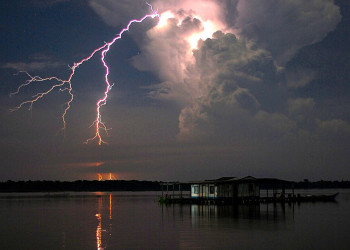 Молнии Кататумбо (Catatumbo lightning) близ озера Маракайбо в Венесуэле – фотографии Венесуэлы