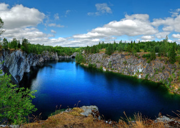 Пещеры Рускеала расположены в районе Карелии – фотографии России