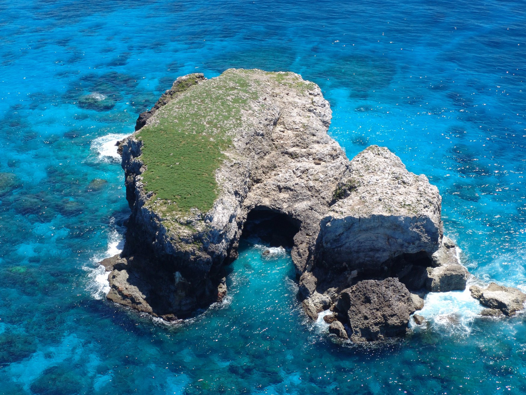 Скалистый островок рядом с Агиханом – фотографии Северных Марианских островов