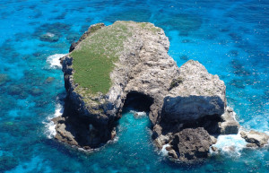 Скалистый островок рядом с Агиханом – фотографии Северных Марианских островов