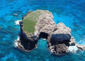 Скалистый островок рядом с Агиханом – фотографии Северных Марианских островов