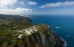 Каменистый пляж у подножья мыса Рока (Cabo da Roca) в Португалии – фотографии Португалии