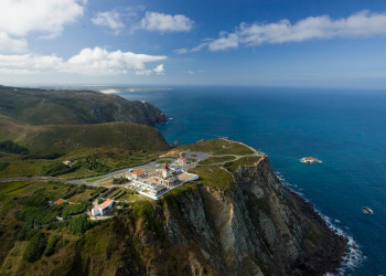 Каменистый пляж у подножья мыса Рока (Cabo da Roca) в Португалии – фотографии Португалии