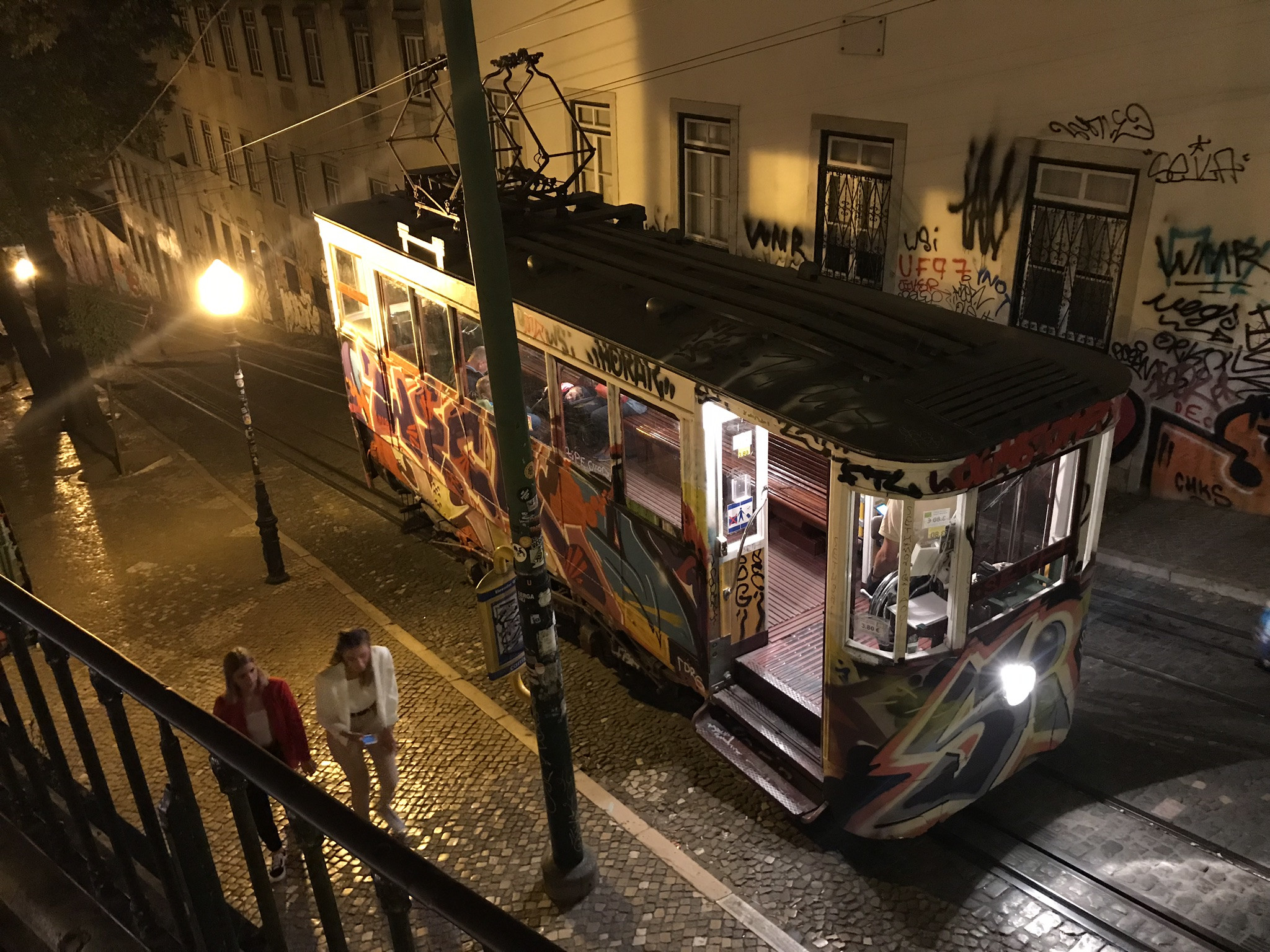 Знаменитый фуникулер Глория, Лиссабон – фотографии Португалии