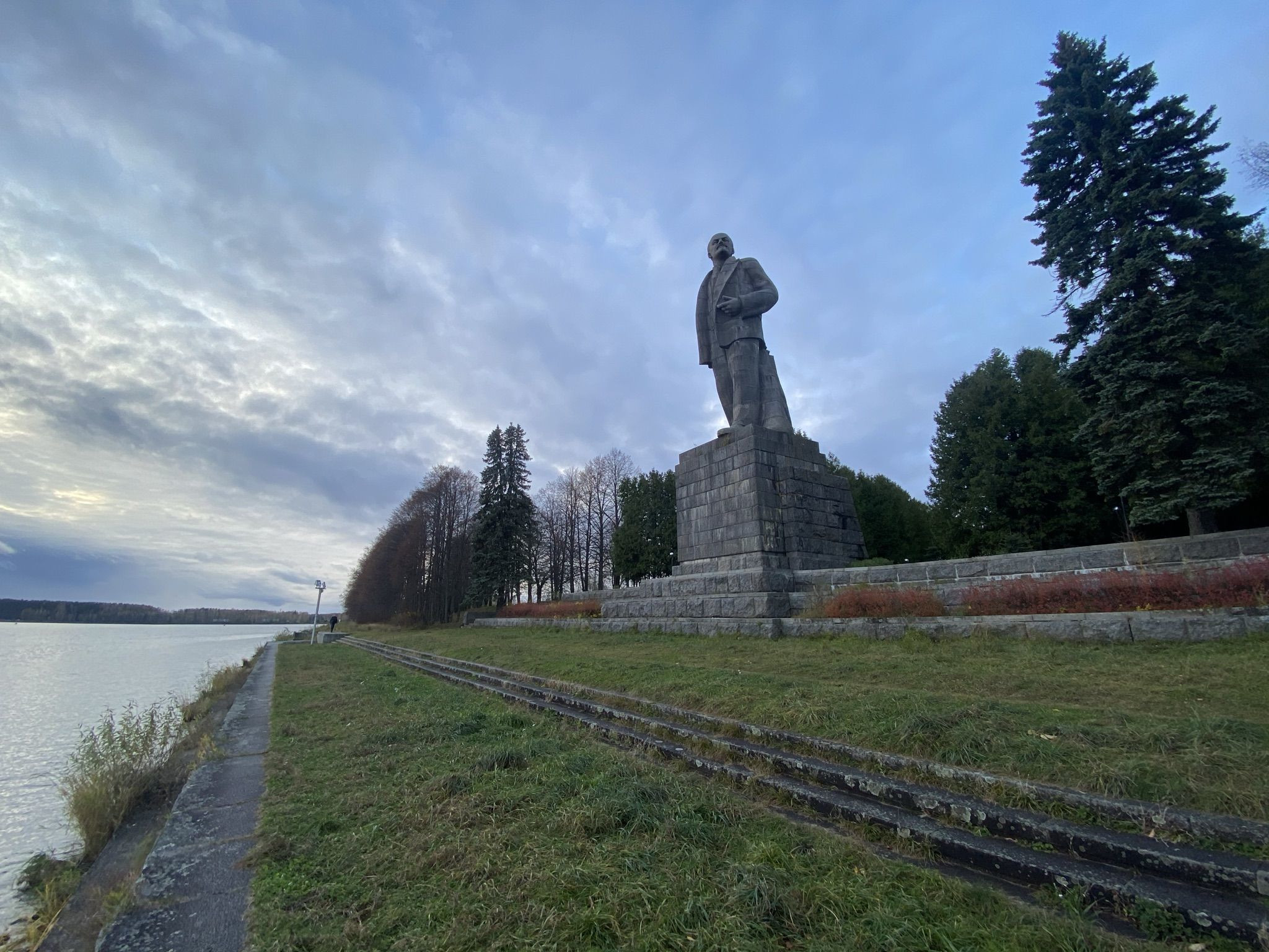 Огромный памятник Ленину у входа в Канал имени Москвы – фотографии России