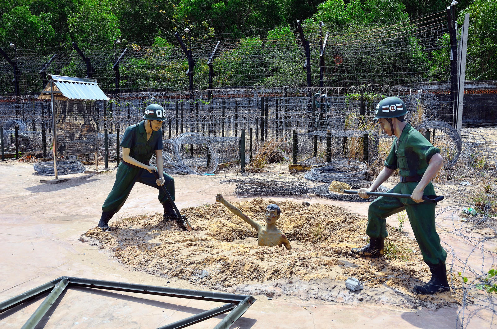 Бывшая тюрьма (сейчас это музей под открытым небом) – фотографии Вьетнама