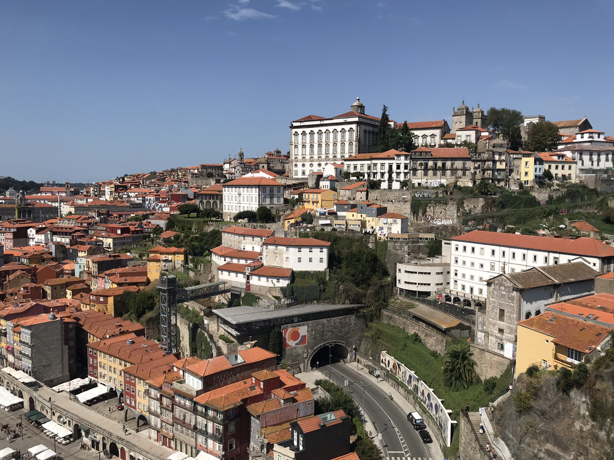 Вид с моста Понти-ди-Дон-Луиш I на набережную и Кафедральный собор Порту – фотографии Португалии