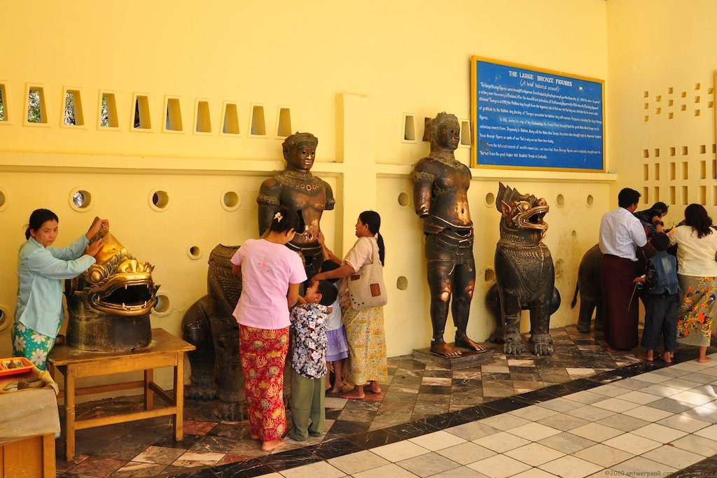 Статуи в храме Махамуни – фотографии Мьянмы