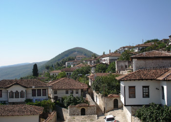 Вид на крыши жилого района Берата. Албания – фотографии Албании