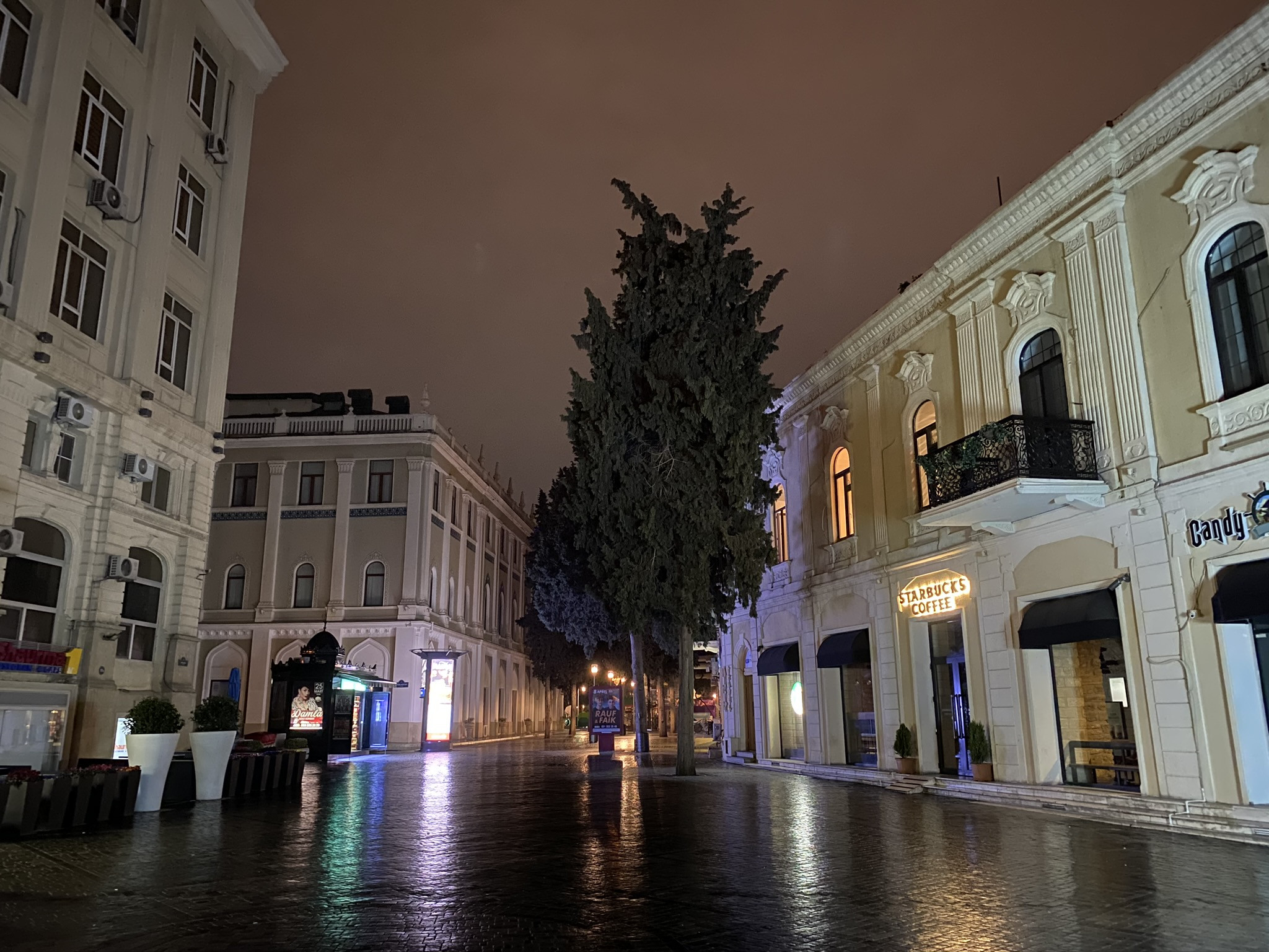 Ночные улицы Баку в центре – фотографии Азербайджана