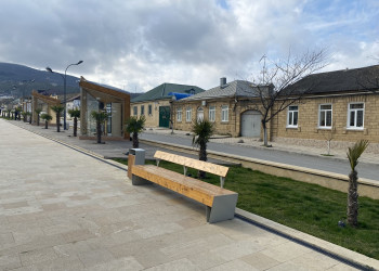 Облагороженная территория возле крепостной стены, Дербент – фотографии России