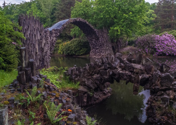 Мост Дьявола Ракотцбрюке (Rakotzbrücke) рядом с Берлином, Германия – фотографии Германии