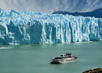 Теплоход в озере Аргентино. – фотографии Аргентины