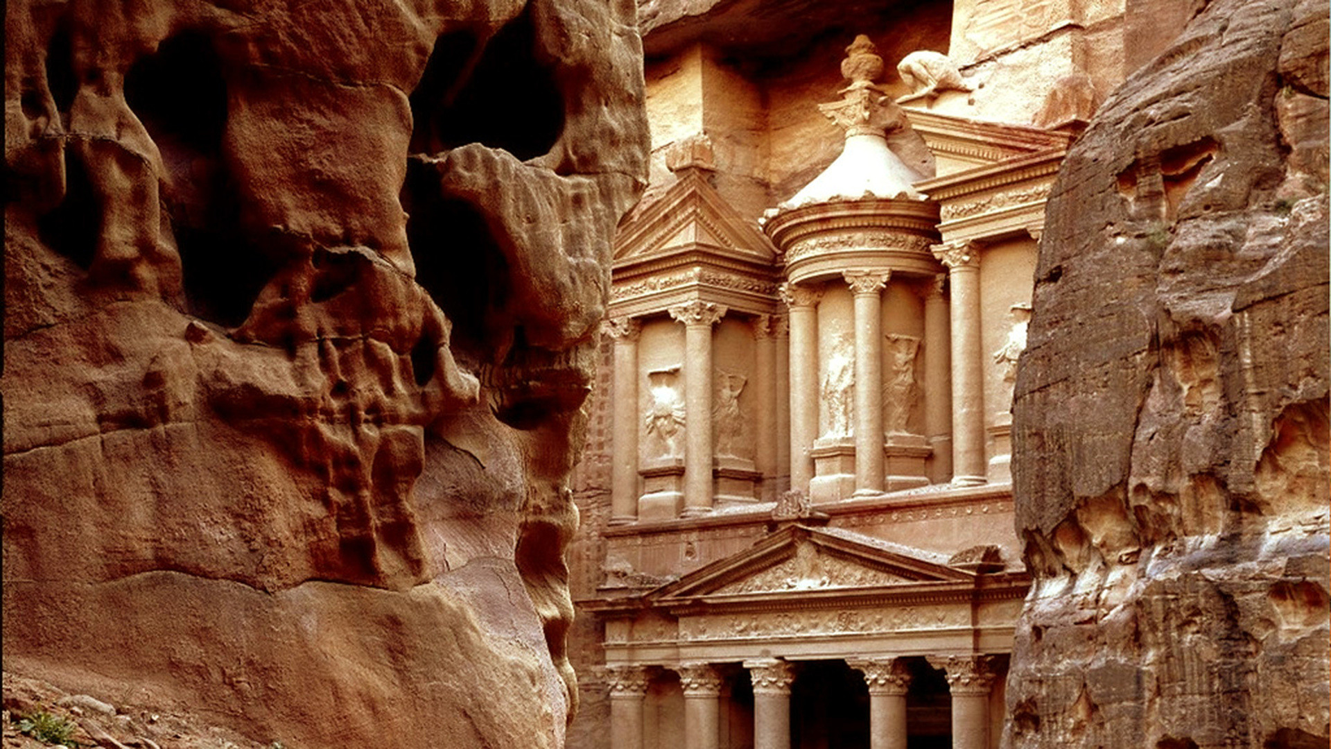 Храм Эль-Хазне в древнем городе Петра, Иордания – фотографии Иордании