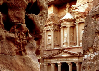 Храм Эль-Хазне в древнем городе Петра, Иордания – фотографии Иордании