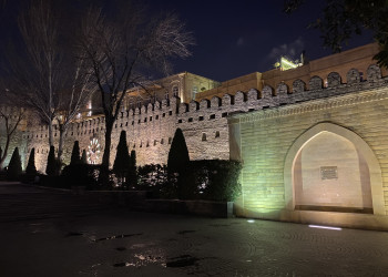 Стена Старого города в Саду Филармонии в Баку – фотографии Азербайджана