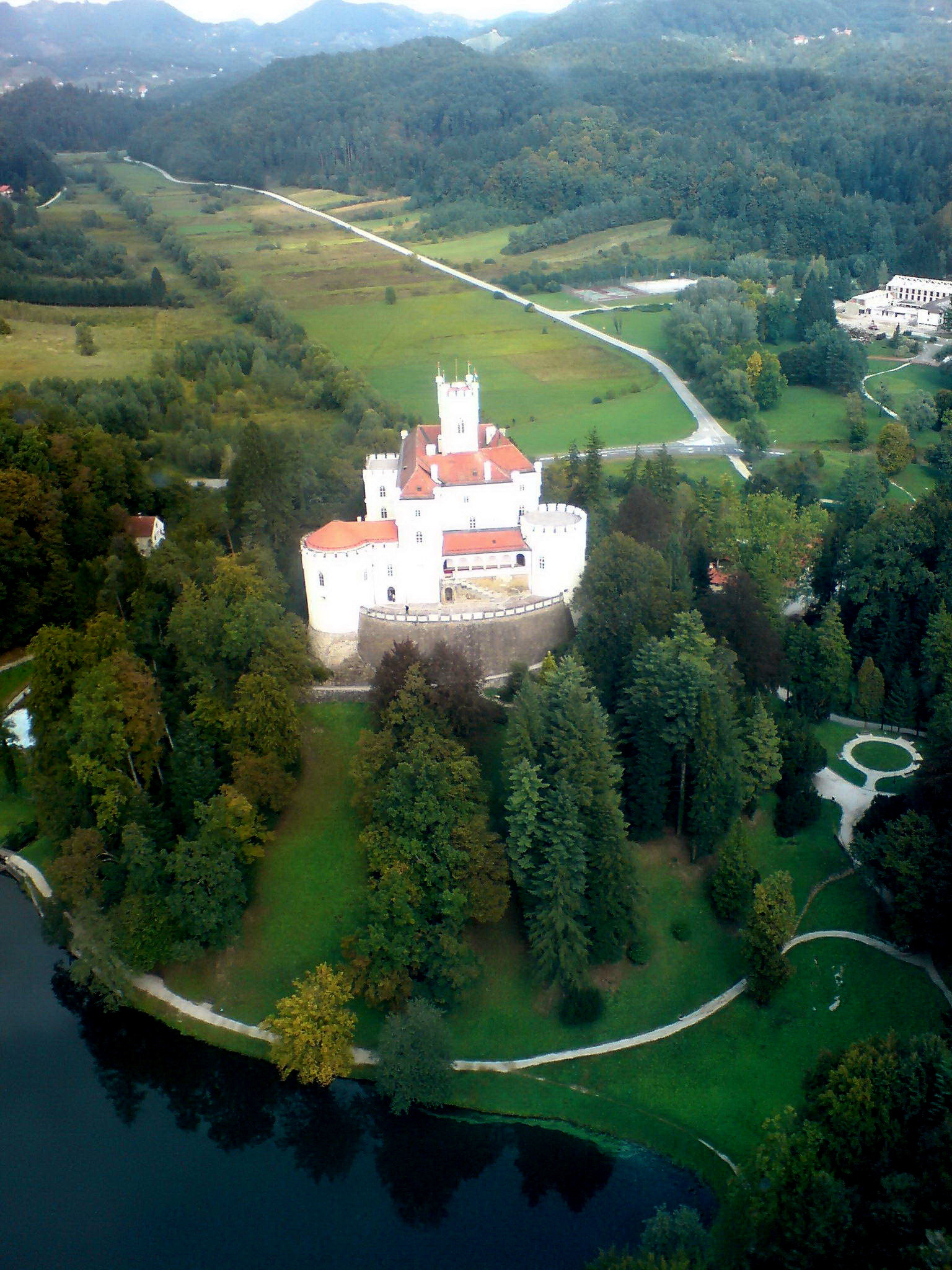 Замок Тракошчан (Trakošćan), расположенный в 40 км от Вараждина – фотографии Хорватии