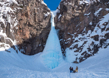 Вилючинский водопад на Камчатке зимой, Россия – фотографии России