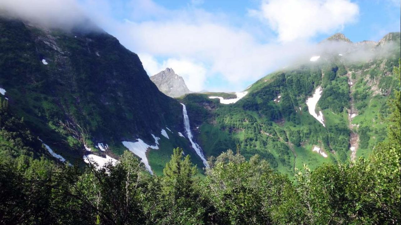 Суровая тайга вокруг Кинзелюкского водопада уступает место залитым солнцем лугам – фотографии России