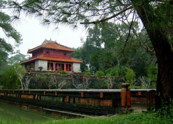 Красивая гробница Минь Манга в окрестностях Хюэ – фотографии Вьетнама