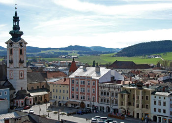 Архитектура главной площади Фрайштадта. Австрия – фотографии Австрии