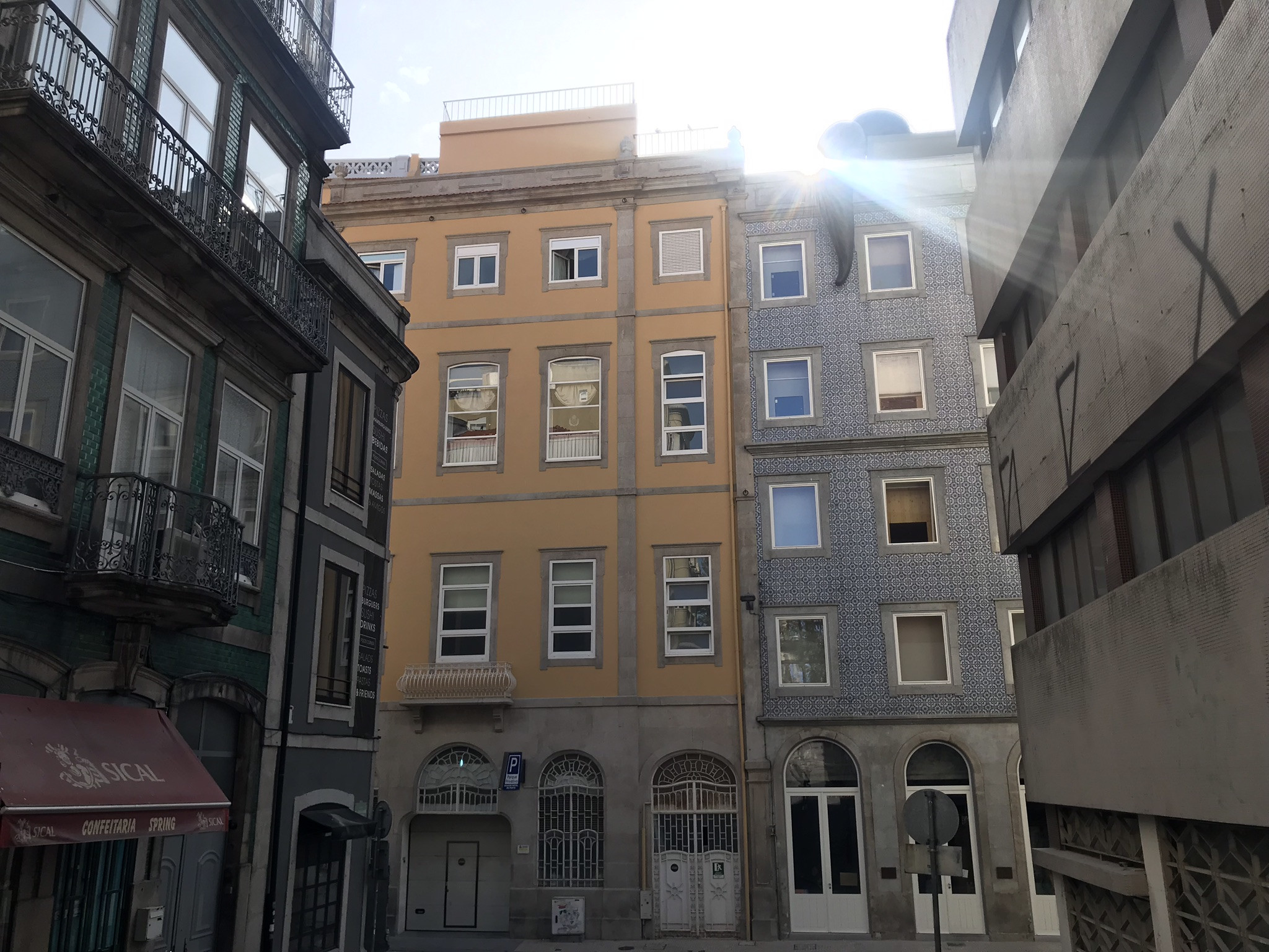 Интересный дом с хвостом на крыше в Порту – фотографии Португалии