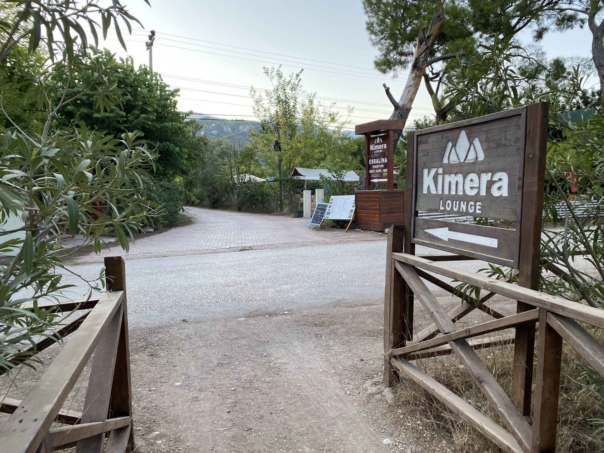 Дорожка с пляжа Чиралы в сторону бутик-отеля Kimera Lounge – фотографии Турции