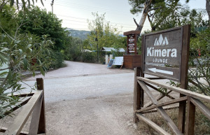 Дорожка с пляжа Чиралы в сторону бутик-отеля Kimera Lounge – фотографии Турции