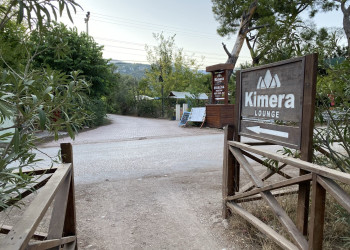 Дорожка с пляжа Чиралы в сторону бутик-отеля Kimera Lounge – фотографии Турции