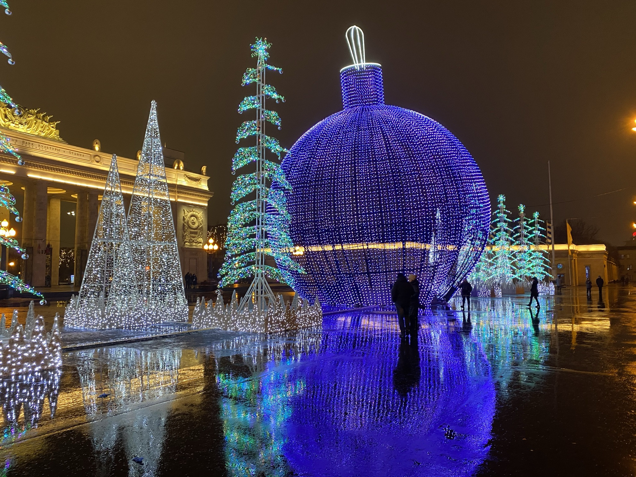 Новогодняя экспозиция возле главных ворот парка Горького – фотографии России