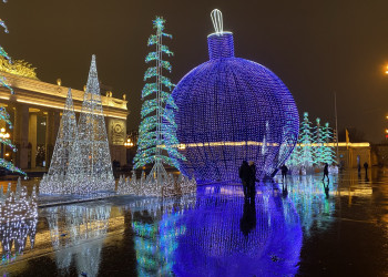 Новогодняя экспозиция возле главных ворот парка Горького – фотографии России
