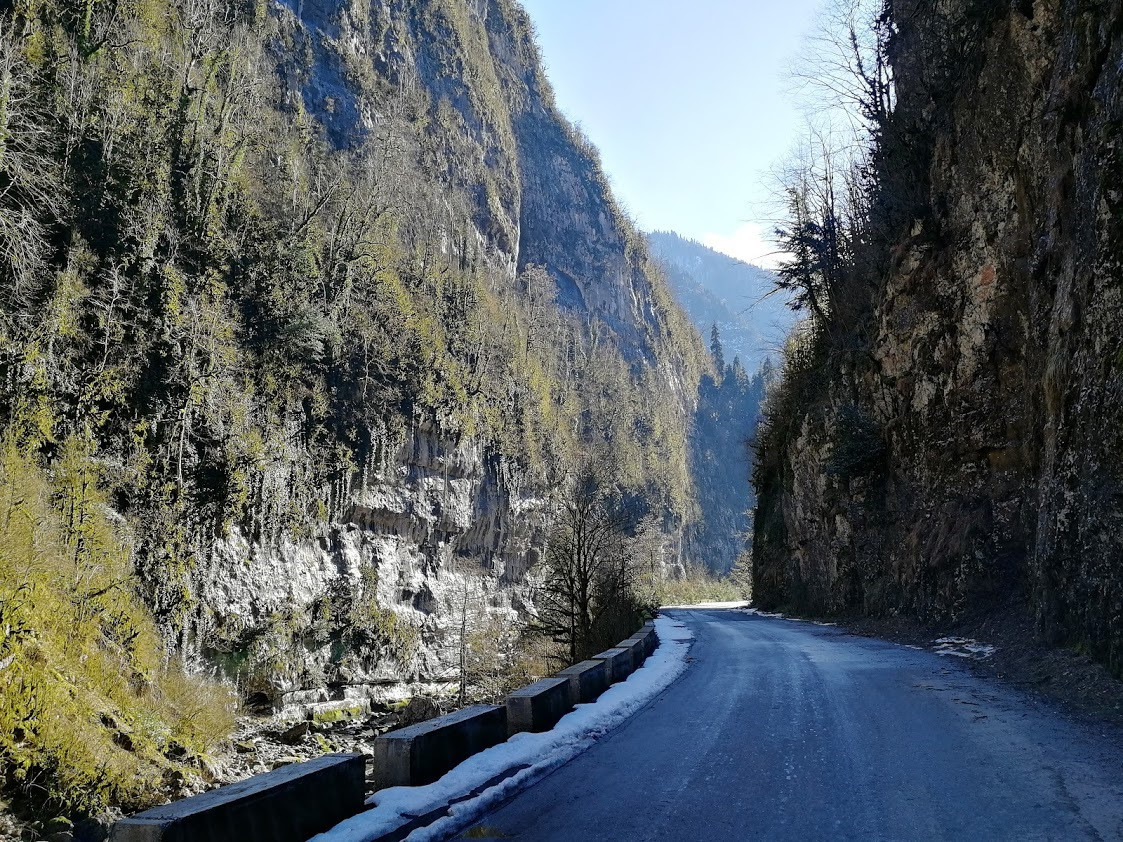 Дорога через Юпшарский каньон. Озеро Рица. – фотографии Абхазии