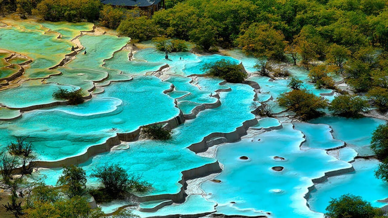 Минеральные террасы Долины Голубой Луны в ущелье между склонами гор – фотографии Китая