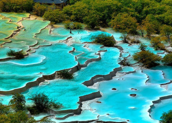 Минеральные террасы Долины Голубой Луны в ущелье между склонами гор – фотографии Китая