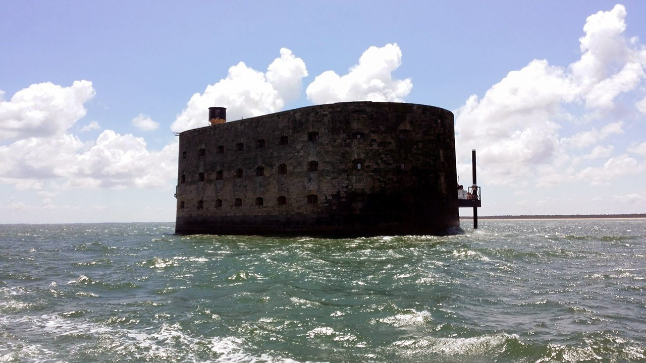 Неприступный бастион форт Бойяр в Атлантическом океане, Франция – фотографии Франции