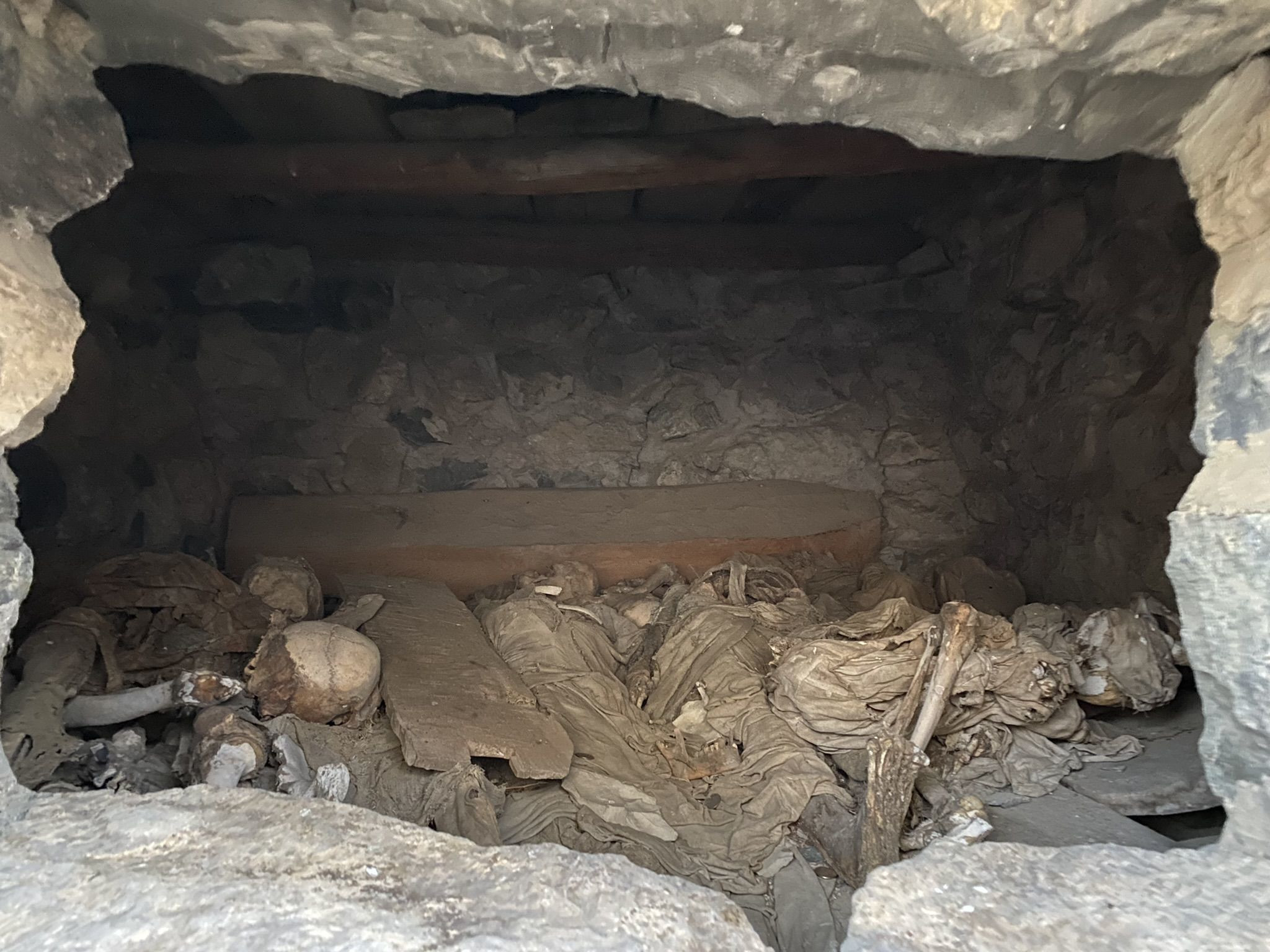 Останки в склепах Даргавса - городе мертвых в Северной Осетии – фотографии России