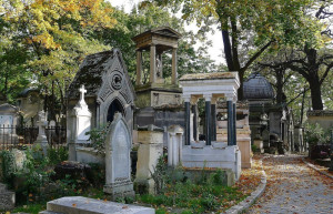Обычное место для отдыха - кладбище Пер-Лашез (Pere Lachaise Cemetery), Париж – фотографии Франции