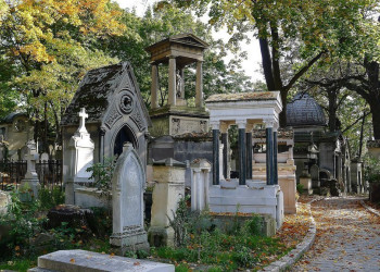 Обычное место для отдыха - кладбище Пер-Лашез (Pere Lachaise Cemetery), Париж – фотографии Франции